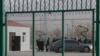 Люди стоят в очереди на свидание с родными в учреждении в китайском регионе Синьцзян, называемом властями страны «лагерем профподготовки». 3 декабря 2018 года. 