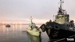 Захоплені катери росіяни відбуксирували в міський порт Керчі