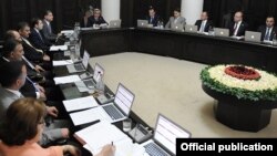 Նախագահ Սերժ Սարգսյանը վարում է նորանշանակ կառավարության առաջին նիստը, 18 հունիսի, 2012