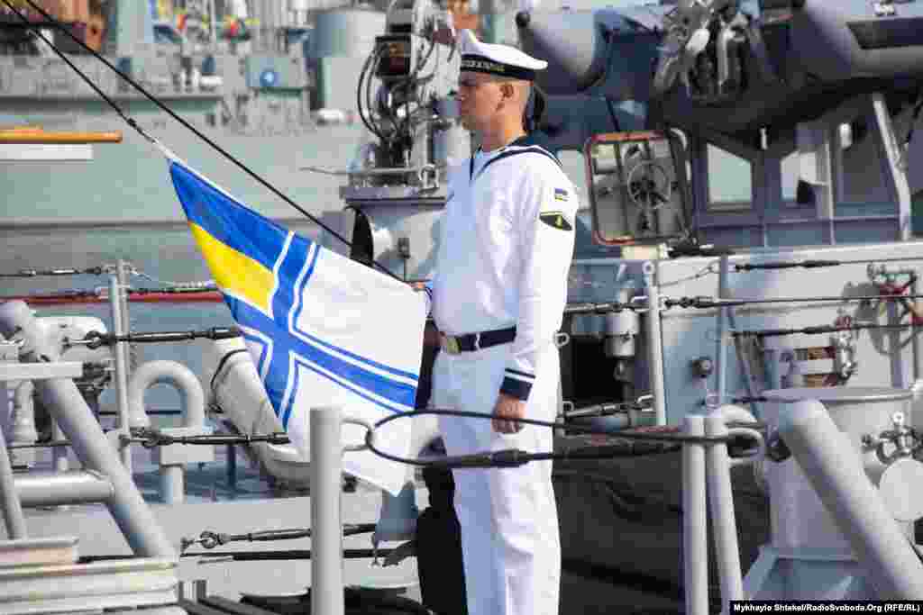Прапор Військово-морських сил України підіймають на одному з «Айлендів» – катерів, що США передали Україні 