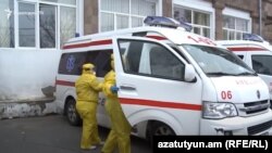 Բուժաշխատողներ, շտապ բուժօգնության ավտոմեքենաներ Երևանի «Սուրբ Գրիգոր Լուսավորիչ» բժշկական կենտրոնի մոտ, արխիվ