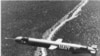 Рання версія ракети «Томагавк», яку випробовували над Нью-Мексико в 1976 році.<br><br>«Томагавк» був розроблений у 1970-х роках на тлі напруженості у відносинах з Радянським Союзом під час Холодної війни. Крилата ракета призначена для польотів на великі відстані на досить низькій висоті, щоб уникнути більшості радарів, зберігаючи при цьому швидкість пасажирського літака