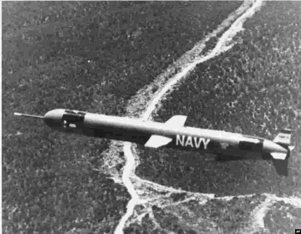 Рання версія ракети «Томагавк», яку випробовували над Нью-Мексико в 1976 році.«Томагавк» був розроблений у 1970-х роках на тлі напруженості у відносинах з Радянським Союзом під час Холодної війни. Крилата ракета призначена для польотів на великі відстані на досить низькій висоті, щоб уникнути більшості радарів, зберігаючи при цьому швидкість пасажирського літака