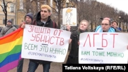 Activists in St.Petersburg protest gay abuse in Chechnya on April 2.