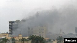 درگیری ها بر سر کنترل شهر مصراته در نزدیکی پایتخت لیبی میان هواداران معمر قذافی و مخالفان رهبر این کشور همچنان ادامه دارد.
