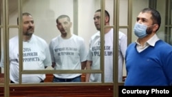 Фігуранти красногвардійського «справи Хізб ут-Тахрір» в очікуванні рішення суду. Південний окружний військовий суд, Ростов-на-Дону, Росія На фото: Рустем Емірусеінов, Арсен Абхаіров і Ескендер Абдулганіев, листопад 2020 року