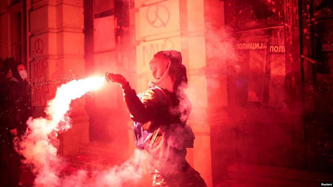 Tokom protesta demolirana je Gradska kuća u Novom Sadu, 5. novembar 2024. 