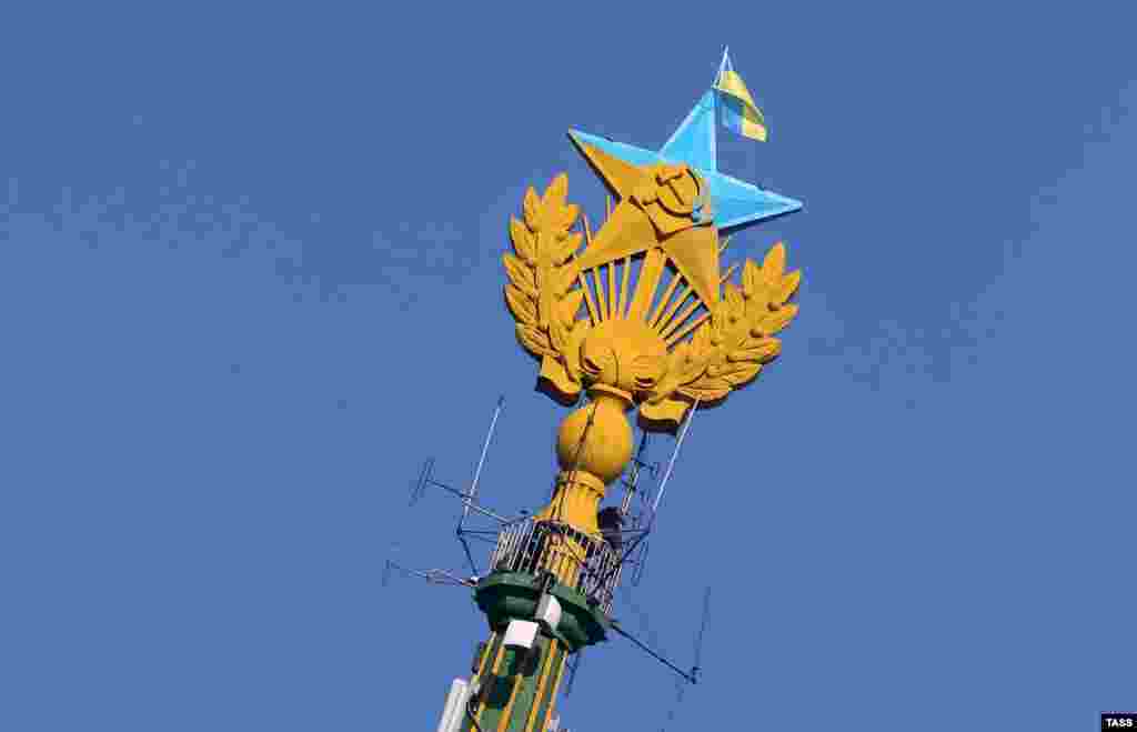 У столиці Росії, Москві, на шпилі сталінської &laquo;висотки&raquo; з&rsquo;явився український прапор, 20 серпня 2014 року. Більше про це: http://goo.gl/7CH3V7