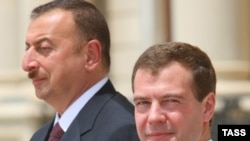 Президент России Дмитрий Медведев (справа) и президент Азербайджана Ильхам Алиев (архив) 