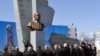 Группа живущих в Туркменистане узбеков у бюста Ислама Каримова. Ашгабат, 7 марта 2017 года.