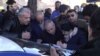 Родители пропавших без вести военнослужащих перед зданием посольства РФ пишут письмо президенту России Владимиру Путину, Ереван, 24 ноября 2020 г.