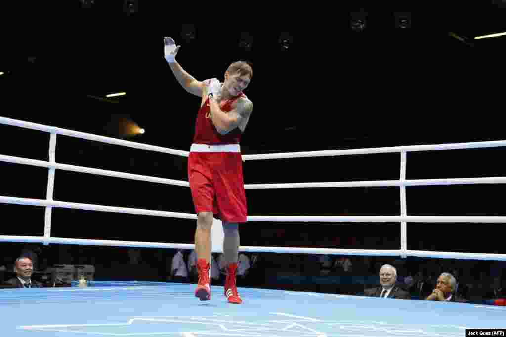 Усик святкує завоювання золота на Олімпійських іграх 2012 року в Лондоні.Після сотень аматорських поєдинків Усик був відібраний до збірної України на Олімпіаду 2008 року, але програв італійському важковаговику Клементе Руссо. Через чотири роки він знову зустрівся з італійцем у важкій вазі і виграв золото. Після перемоги батько Усика по телефону сказав синові-спортсмену, що любить його, – цей момент боксер досі зберігає в пам'яті. Старший Усик помер через два дні після того, як дізнався про олімпійську перемогу сина