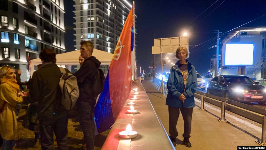 Tokom protesta su zapaljene sveće za nastradale u nesreći na Železničkoj stanici u Novom sadu.