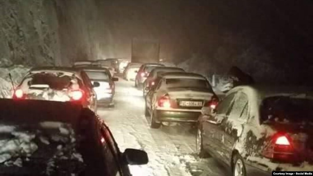 Архивска фотографија - Снегот пред некој ден блокираше десетици возила по патиштата. 