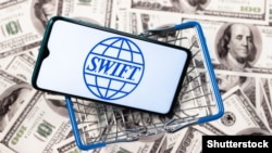 Андерс Ослунд радить Заходу відключити Росії від SWIFT