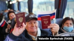 Україна. Донецьк, вересень 2021 року. Люди з російськими паспортами, що проживають в ОРДЛО, їдуть голосувати на вибори депутатів Державної думи РФ до Ростовської області Росії