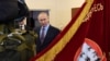 Лідер РФ Володимир Путін стоїть перед прапором із зображеннями Володимира Леніна та Йосипа Сталіна, Іваново, Росія, 6 березня 2020 року