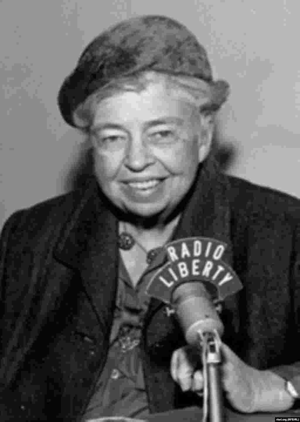 Колишня перша леді і голова комітету, який розробляв наприкінці 1940-х&nbsp; Загальну декларацію прав людини, Елеонора Рузвельт перед мікрофоном радіо &laquo;Визволення&raquo; наприкінці 1950-х років