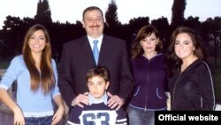Президент Азербайджана Ильхам Алиев с семьей