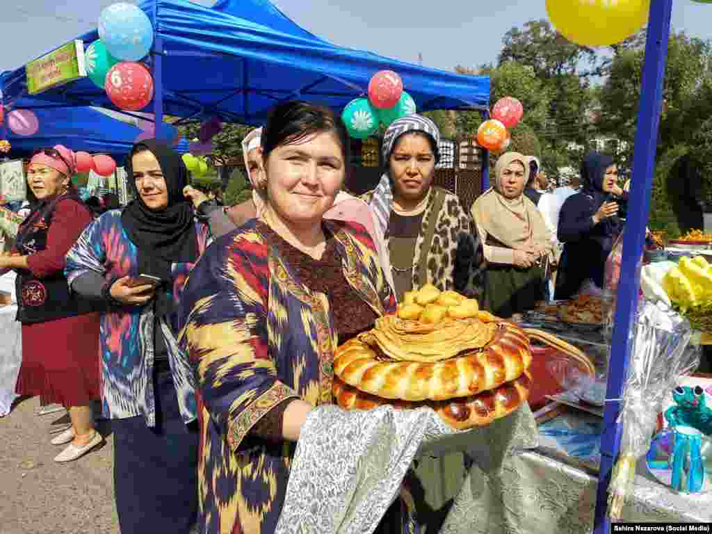 Борбордук аянтта сүрөт көргөзмөсү, “Ош - ооматтуу ордо калаа” жана “Билим жана чыгармачылык” жармаңкелери уюштурулду.