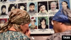 У День пам'яті жертв терористичного акту в спортивному залі школи №1, де стався теракт 1-3 вересня 2004 року. Росія, Беслан, 1 вересня 2016 року