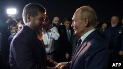 კადიროვი კიდევ ერთხელ ამბობს, რომ გათავისუფლება სურს. ფოტოზე: რამზან კადიროვი და ვლადიმირ პუტინი, 2024 წლის 21 აგვისტო