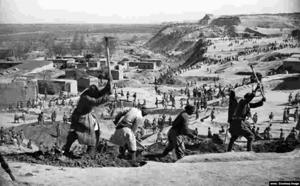 Construction of the Ferghana Canal in 1939. Some of Penson’s most spectacular images capture pharaonic scenes amid the construction of the Great Ferghana Canal which runs for hundreds of kilometers through Central Asia.