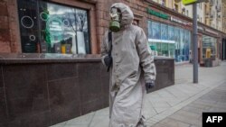 Москванинг марказий кўчаларидан бирида кетаётган одам,2020 йил 21 марти.