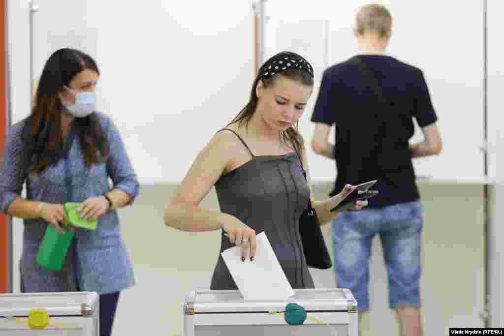Voters cast ballots at School No. 41 in Minsk.