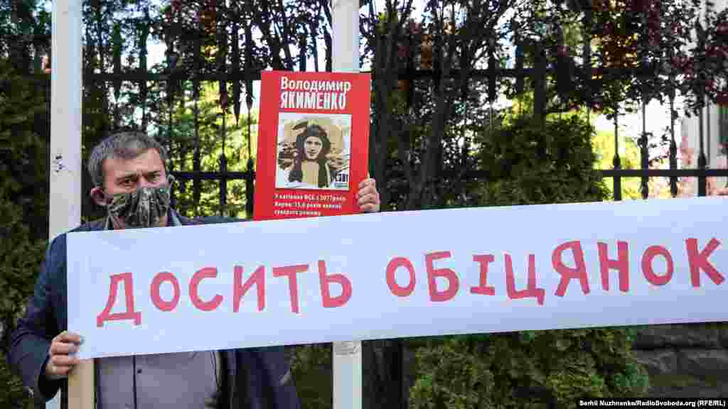 Таксист і активіст Автомайдану Володимир Якименко з села Чаплинка Херсонської області займався тим, що перевозив кримчан, які виїжджали з території окупованого півострова на материк України. &nbsp; 11 червня 2017 року російські силовики затримали його при перетині адмінкордону і звинуватили в перевезенні наркотиків. Дружина Якименка в ефірі &laquo;Громадського радіо&raquo; заявила, що чоловіка катували, вимагаючи розповісти про розташування українських військ поблизу окупованого півострова. Якименка засудили до 15,5 років колонії і етапували з Криму до колонії в місті Пугачов Саратовської області Росії, де він відбуває покарання нині. Постійне представництво України при ООН публікувало ім&#39;я Якименка в списку кримчан, чиї права, на думку української дипмісії, грубо порушує Росія