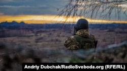 Вигляд на терикон, який утримують бойовики російських гібридних сил, із позиції українських військових неподалік міста Золоте, що на Луганщині