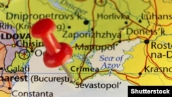 У Севастополі вранці 22 березня чули серію гучних вибухів. Підконтрольна Росії влада заявила, що Чорноморський флот РФ був атакований морськими дронами