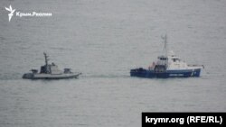 Як повідомляє кореспондент проєкту Радіо Свобода Крим.Реалії, катери в супроводі російських кораблів слідують Керченською протокою  в бік Чорного моря