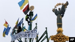 За словами соціологів, Революція гідності зменшила рівень патерналізму в українському суспільстві, проте ще не спричинилась до появи нових політичних лідерів. На фото: активісти під час протестів у Києві, грудень 2013 року 